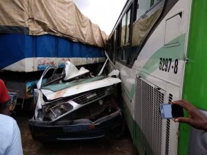 Côte d'Ivoire : Un bus de la Sotra écrase plus de 15 véhicules sur le boulevard de Marseille