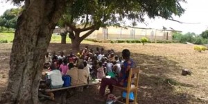 Côte d'Ivoire : Après le passage d'une tornade, des élèves du primaire suivent les cours sous les arbres