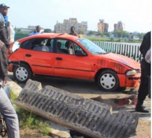 Côte d'Ivoire : Après le drame de la fourgonnette, un taxi manque de plonger dans la lagune au pont de Gaulle