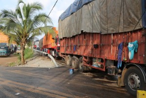 Côte d'Ivoire : Bureau frontière de Noé, les commerçants refusent de se conformer à  la règlementation, une centaine de véhicules abandonnés le long du bitume