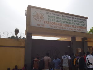 Côte d'ivoire : Des enseignants stagiaires manifestent devant le Trésor à  Odienné pour réclamer le paiement de leurs bourses