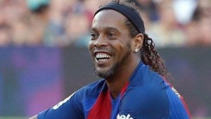 Côte d'Ivoire : Victime d'un petit malaise à  Barcelone, Ronaldinho  repousse d'un jour son arrivée à  Abidjan