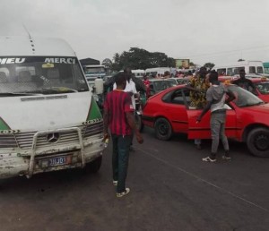 Côte d'Ivoire : À Abobo, une opération de contrôle de pièce de véhicule vire à  une manifestation de chauffeurs et syndicats