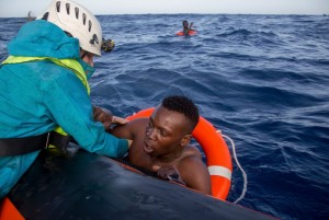 Libye : 10  migrants survivent en mer 11 jours après leur naufrage, 15 morts au large