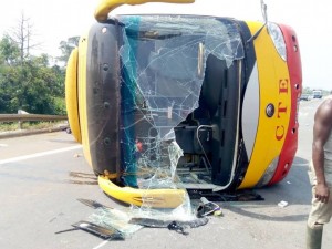 Côte d'Ivoire : Un car se renverse sur l'autoroute du nord, un mort et plus de 70 blessés